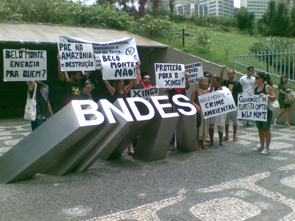 Manifesto contra política ambiental reúne pessoas em frente à sede do BNDES