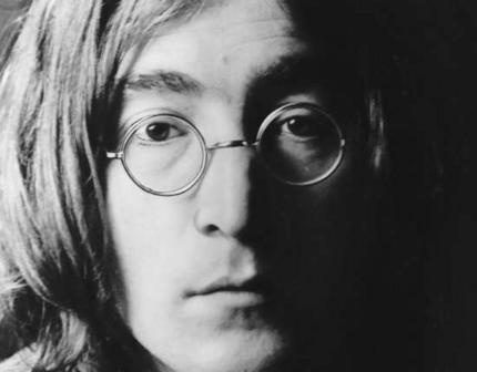 O cantor e guitarrista inglês dos Beatles, John Lennon.
