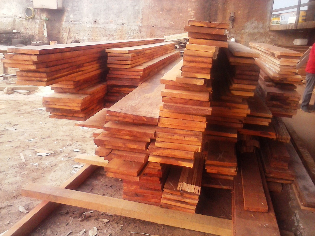 PMA autua empresa em R$ 2,7 mil por armazenar madeira ilegal