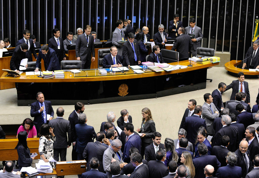 Ministério Público pede a senadores que demitam parentes até quarto grau Ministério Público pede a senadores que demitam parentes até quarto grau