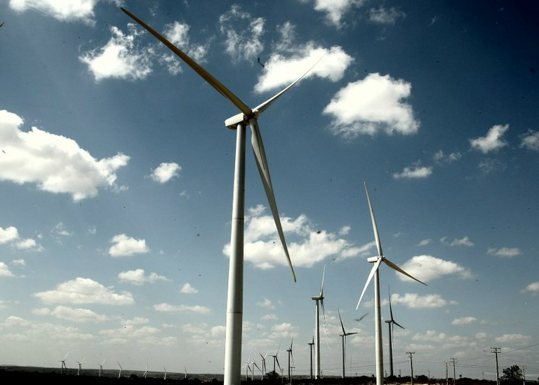 Aumento de fontes renováveis reduz geração elétrica por queima de óleo