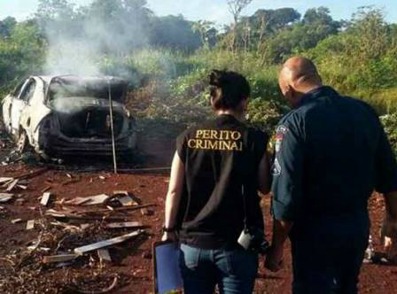 Peritos analisam carro encontrado em chamas na periferia da cidadeFoto: Divulgação