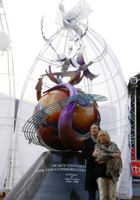 Filho de John Lennon inaugura monumento em aniversário do músico O filho de John Lennon, Julian, e a primeira esposa do cantor, Cynthia, inauguram o monumento 'Peace and Harmony'. (AP Photo/Tim Hales)