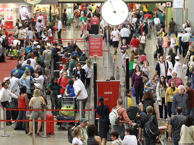 Passageiros sofrem com atrasos e cancelamentos de voos Passageiros sofrem com atrasos e cancelamentos de voos