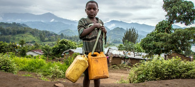 Menino sai para buscar água na República Democrática do Congo