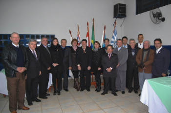 Rotary de Amambai empossa novo presidente e diretores 2011/2012 Os rotarianos do Rotary Club de Amambai.