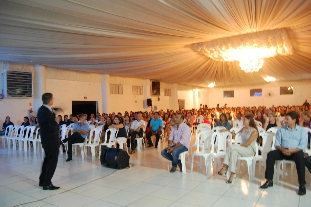 Cerca de 1.000 trabalhadores da Educação participaram da palestra. / Foto: Moreira Produções