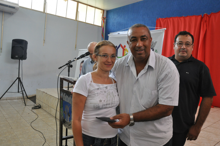 Vereador de Amambai, Carlinhos (PPS), entregando óculos para beneficiada no programa / Foto: Divulgação