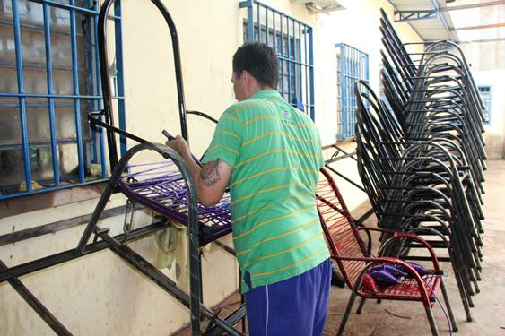 Mais de duas mil cadeiras são produzidas por mês na Penitenciária de Três Lagoas Mais de duas mil cadeiras são produzidas por mês na Penitenciária de Três Lagoas