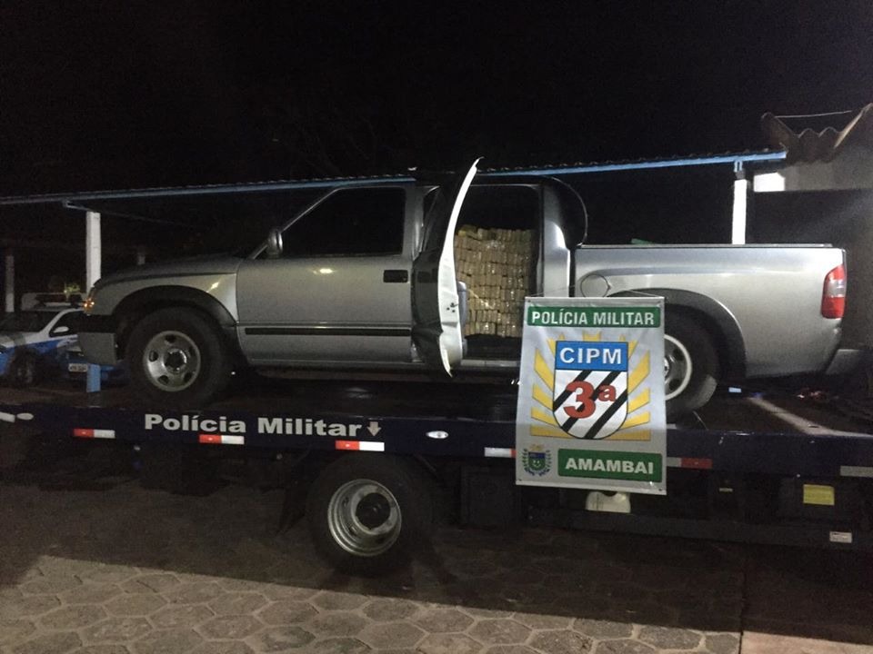 Polícia Militar de Amambai apreende 1300 quilos de maconha em veículo abandonado A PM fez buscas pela região a fim de encontrar o condutor do veículo, mas não teve êxito / Foto: 3ª CIPM