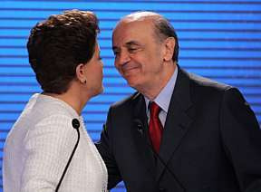 No debate, estratégia é de ''paz e amor'' Frente a frente. Os presidenciáveis Dilma Rousseff (PT) e José Serra (PSDB) têm hoje, na TV Bandeirantes, o primeiro debate do segundo turno da eleição que apontará o sucessor de Lula. (WILTON JUNIOR/AE)