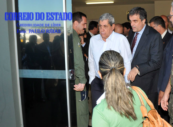 Ministro se reuniu com o governador André Puccinelli, com quem sobrevoa áreas de conflito de helicóptero (Foto: Paulo Ribas - Correio do Estado)