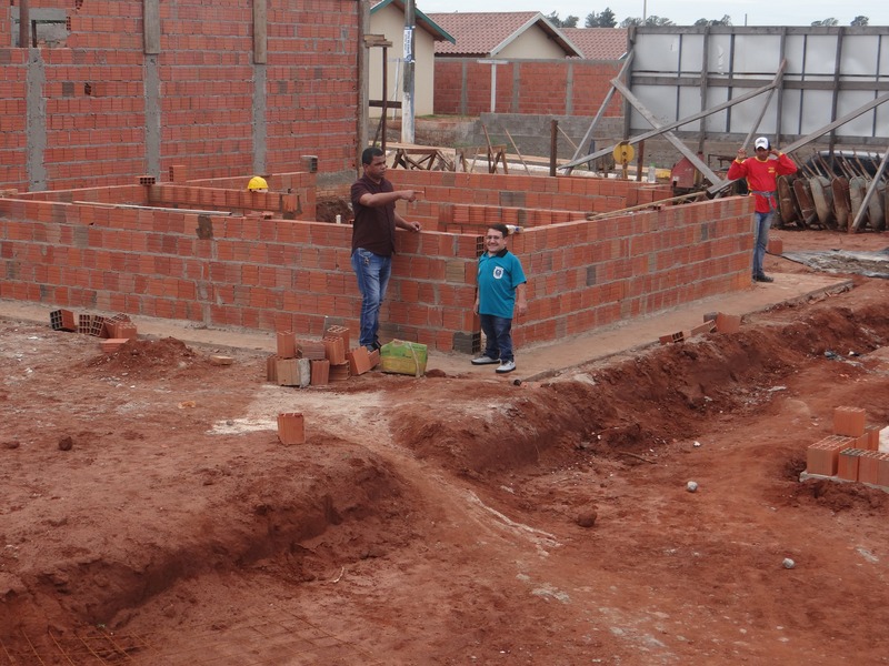 David Nicoline, secretário de habitação e Alencar Antunes, diretor de habitação vistoriaram as obras nessa segunda-feira / Foto: Moreira Produções