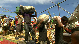 Fome e sede ameaçam sobreviventes de tufão nas Filipinas Moradores tentam levar o que podem dos escombros de um supermercado