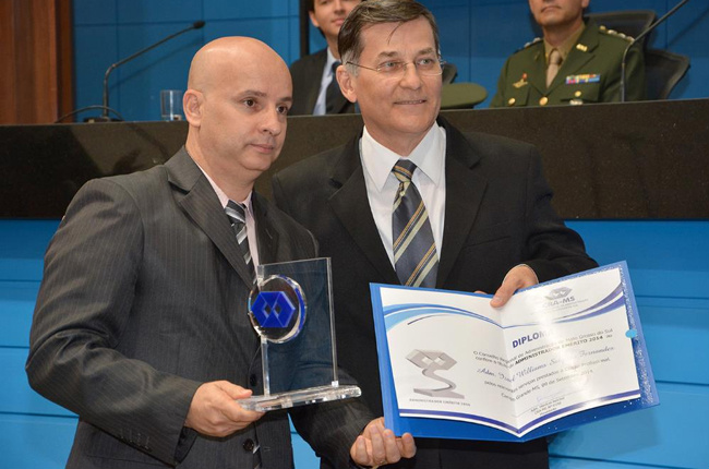 Na foto, Presidente do CRA entregando o “Título de Administrador Emérito 2014 de MS”.