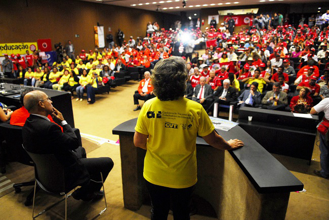 CNTE participa de ato em defesa da Petrobras