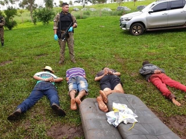 Suspeitos presos durante a operação na propriedade rural. (Foto: Capitan Bado)