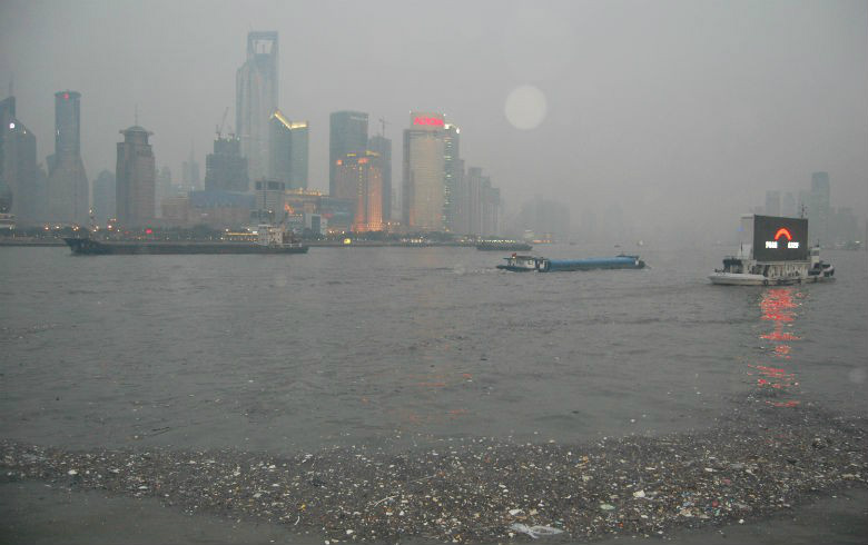 Poluição atmosférica em Xangai, China: governos hesitam em arcar com os ônus da transformação necessária da atividade econômica