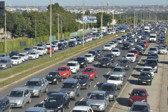 Motoristas imprudentes comprometem melhorias no trânsito, dizem especialistas Entre as novidades do Código de Trânsito Brasileiro estão a fiscalização eletrônica de velocidade e o curso teórico de formação de condutores