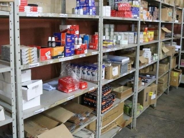 “Crise” no Ministério da Saúde deixa pacientes sem medicamento em MS Prateleira com remédios na Farmácia Central de Campo Grande (Foto: Arquivo/Campo Grande News)