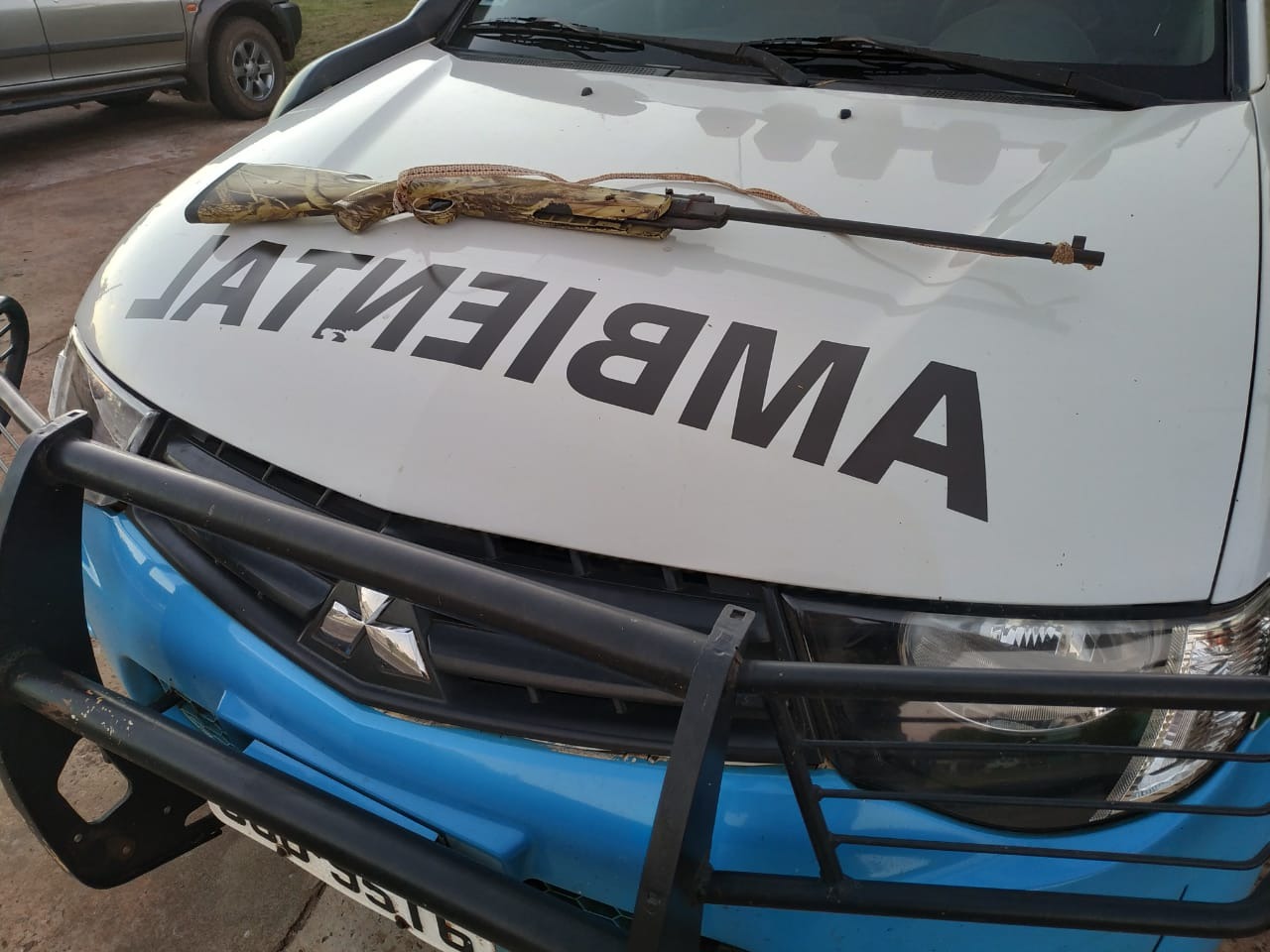 Polícia Militar Ambiental prende caçador ilegal com rifle em Amambai O rifle foi apreendido e a PMA suspeita de que os homens praticariam caça na região / Foto: PMA