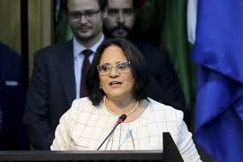 Damares apresenta a Moro proposta para agravar pena de abuso sexual