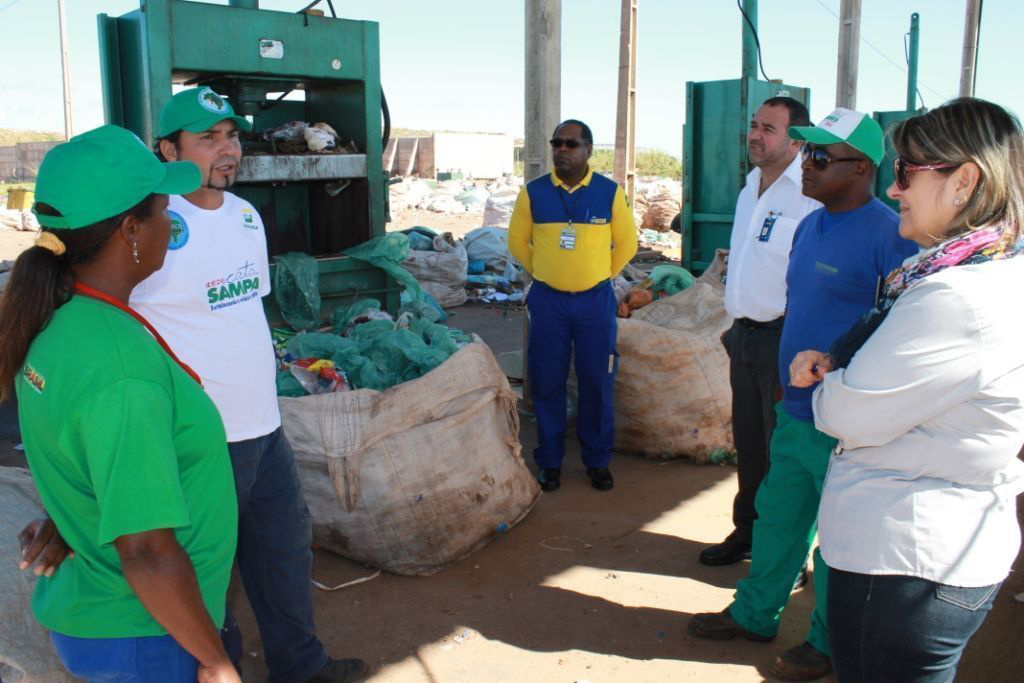 Correios assina convênio com cooperativa de catadores de materiais recicláveis