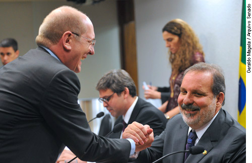 Nova proposta da reforma do ICMS tem apoio de 24 estados Paulo Bauer (E) e Armando Monteiro, com Lindbergh ao fundo: ICMS em discussão
