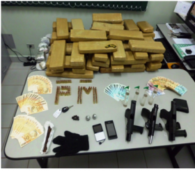 Polícia prende dupla que levaria drogas e R$ 5 mil em notas falsas para Brasília