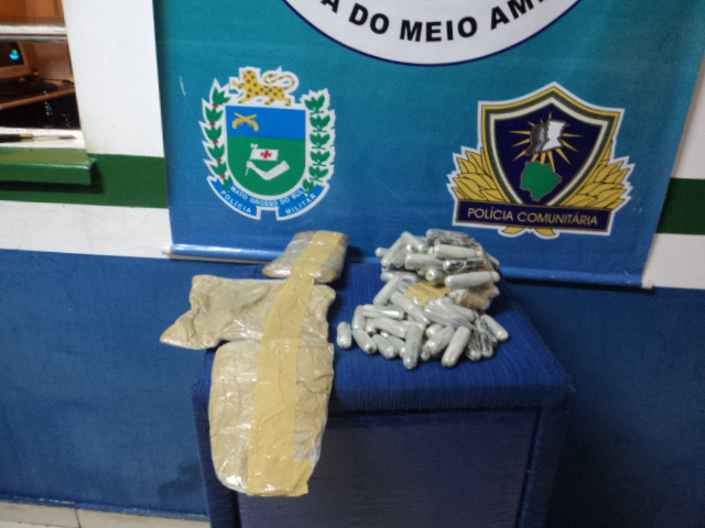 PMA prende boliviana com 3 kg de cocaína fixada ao corpo
