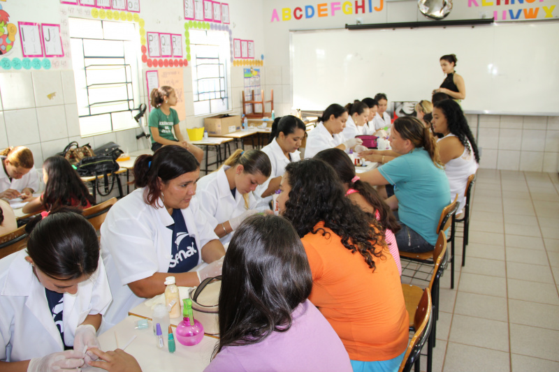Serviços gratuitos são oferecidos durante ação social em Amambai Prefeitura e Senac ofertaram serviços gratuitos de manicure.