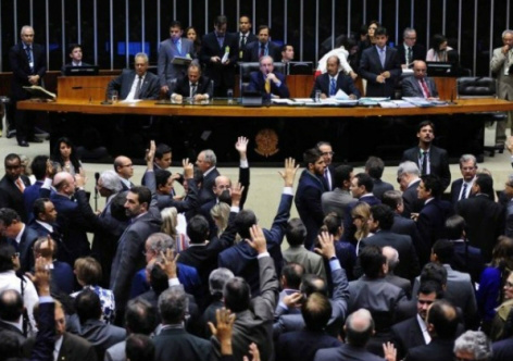 Plenário da Câmara volta atrás e derruba mandatos de cinco anos Plenário da Câmara volta atrás e derruba mandatos de cinco anos