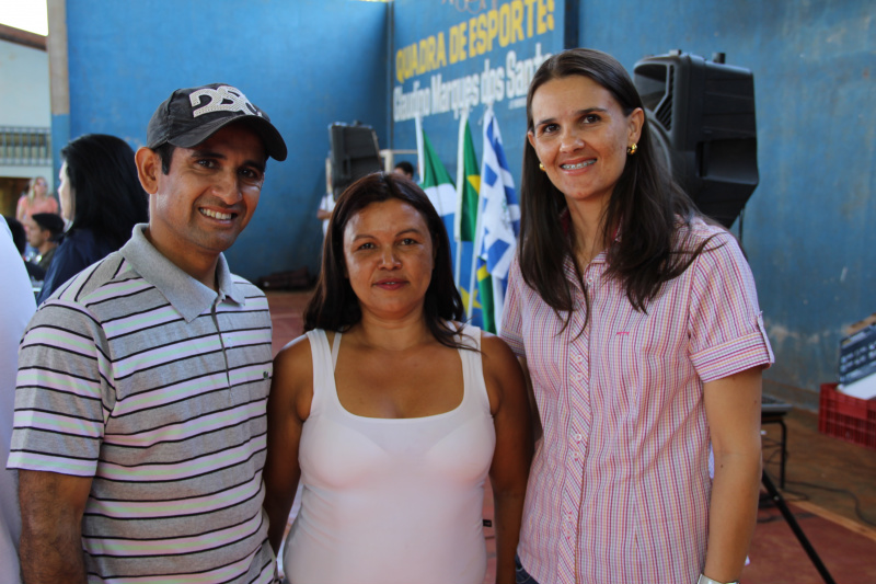 Serviços gratuitos são oferecidos durante ação social em Amambai Presidente da Associação de Moradores da Vila Mangay com secretários de Serviços Urbanos e de Educação.