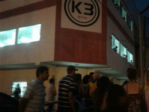 Morte em frente à academia no Centro de Ponta Porã causou tumultuo no local (Foto: Direto das Ruas)