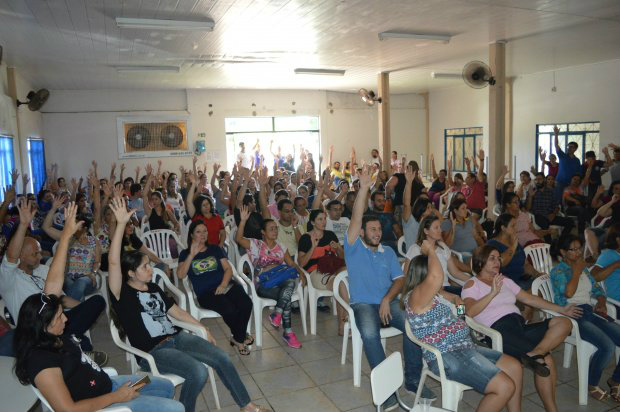 Escolas e outros segmentos de Amambai param atividades nesta quarta (15) Cerca de 200 trabalhadores aprovaram por unaminidade a participação na greve / Foto: Moreira Produções