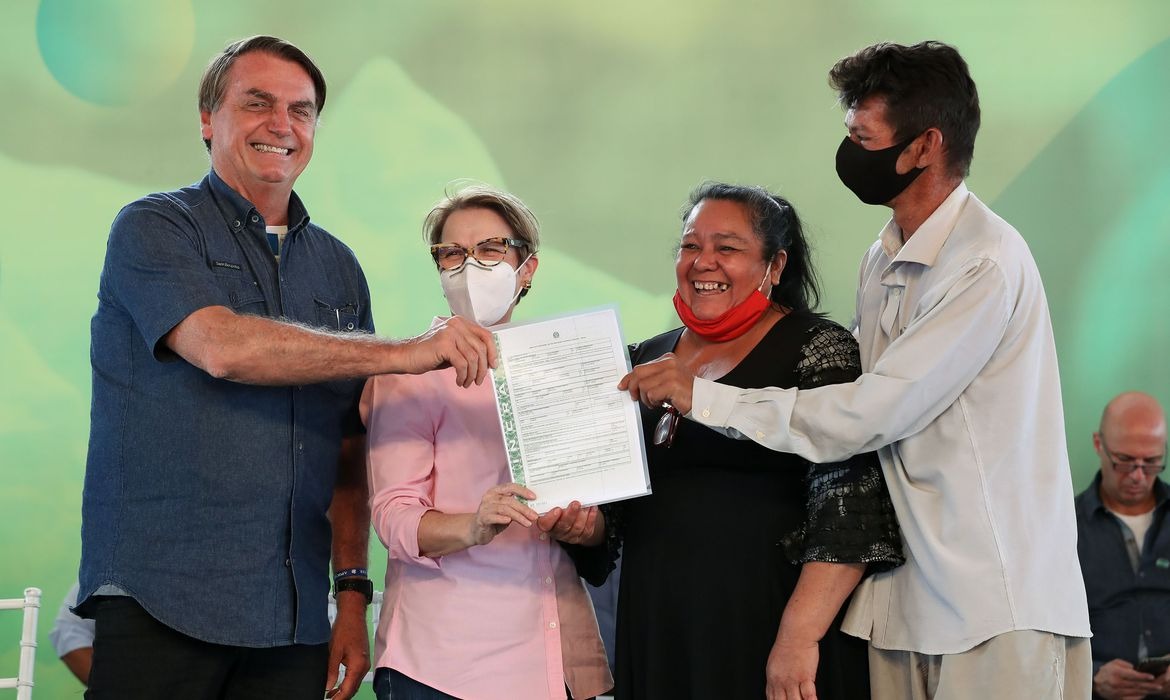 Bolsonaro entrega 307 títulos de terra em Mato Grosso do Sul Foto: Marcos Corrâ/PR