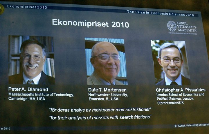 Nobel de Economia vai para dois norte-americanos e um britânico-cipriota O trio de professores vai receber o prêmio de 10 milhões de coroas suecas (R$ 2,52 milhões) no dia 10 de dezembro.