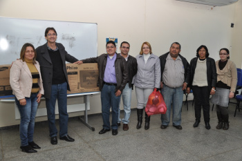 Escola Vespasiano ganha gincana da Campanha do Agasalho de Amambai O prefeito Dirceu Lanzarini entregando o prêmio a diretoria da Escola Vespasiano Martins que ficou em primeiro lugar.