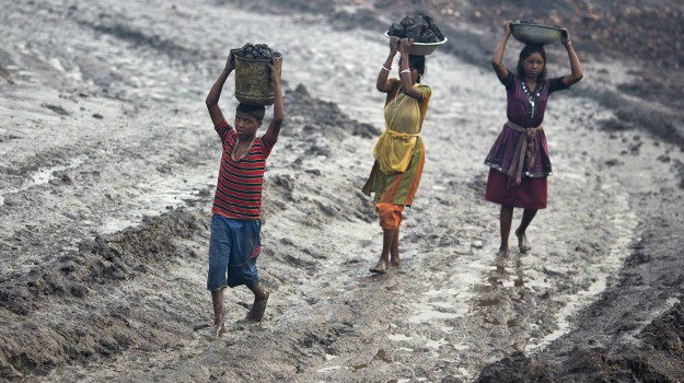Mais de 200 mil pessoas continuam isoladas após cheias na Índia