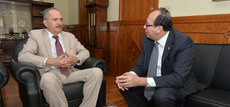 Brasil e Paraguai reforçam ações em parceria na área de Defesa Ministro Aldo Rebelo em recente encontro com o embaixador do Paraguai no Brasil, Manuel Maria Cáceres Cardoso / Foto: Divulgação