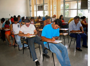 Universitários carentes poderão receber bolsa para custear despesas