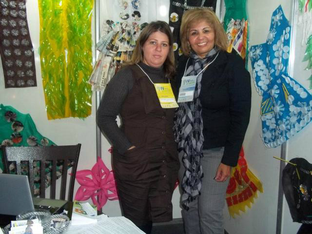 A presidenta da Comissão de Coleta Seletiva Solidária da Funasa de MS, Denize Soares, esteve nos estandes da Mostra prestigiando os trabalhos de diversos municípios do Estado