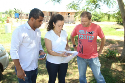 Amambai faz parceria com Universidade Federal para regularização fundiária O secretário, Deivid Nicoline, durante reunião com a pesquisadora Irene Maestro e o fiscal de obras e postura do município, Anderson Pschiscky / Foto: Assessoria