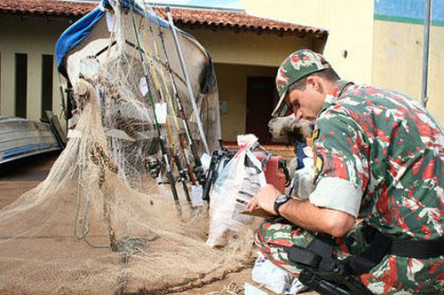 A PMA realizou o acompanhamento tático e o elemento abandonou o veículo e fugiu pela mata.
