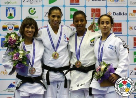 Raquel Silva (terceira da esquerda para a direita) disputou cinco lutas para chegar à medalha de bronze 