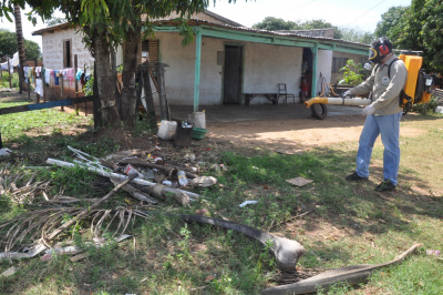 Agentes da secretaria de saúde realizaram trabalho para conter infestação de mosquito da dengue na região da vila Cristina.