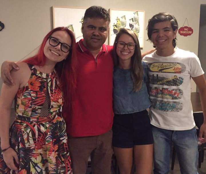 Gabriela Bampi Paixão faz aniversário e seu pai, Alex Paixão, faz homenagem E/D: Gabriela Bampi Paixão; seu pai, Alex Paixão e seus outros dois filhos, Júlia e João / Foto: Arquivo Pessoal