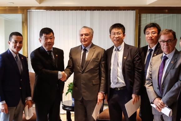 Temer diz a chineses que Brasil está voltando para “o trilho do desenvolvimento” Pequim/China - O presidente Michel Temer se encontra com Sun Yafang, presidente do conselho da Huawei (Isac Nóbrega/PR)