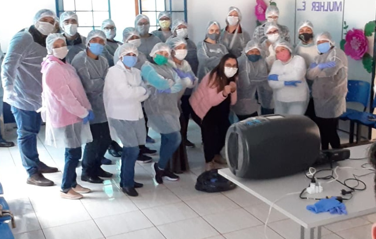 Enfermeiros de Amambai vivem sob tensão após confirmação de Covid-19 Parte da equipe de enfermeiros da atenção básica durante capacitação e repasse de protocolo quando ainda não existia nenhum caso confirmado de Covid-19 no Brasil / Foto: Cedida por Luciana Alcântara