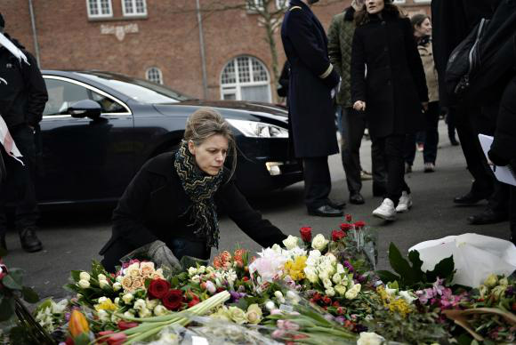 Abalados com os ataques deste fim de semana, cidadãos de Copenhague deixaram flores e velas na porta dos locais dos atentados Giselle Garcia